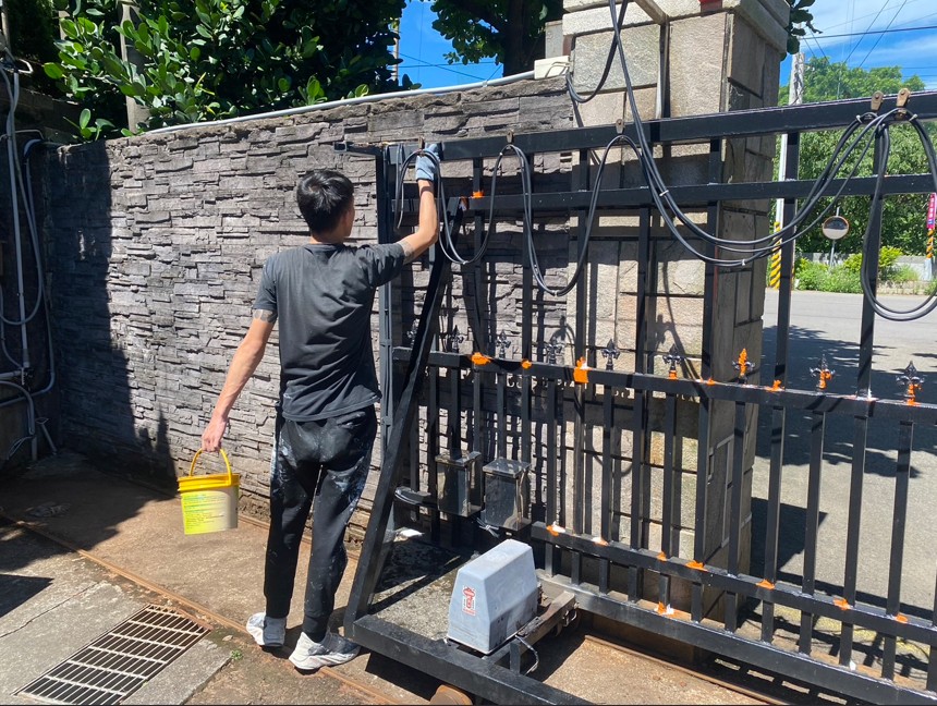 新竹鐵門油漆, 新竹鐵件油漆, 新竹金屬刷漆改色, 新竹防鏽上漆, 新竹油漆, 新竹油漆行, 新竹油漆工程, 新竹油漆粉刷, 新竹油漆師傅